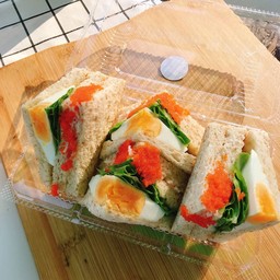 แซนวิชไข่ดาวปูอัดไข่กุ้ง