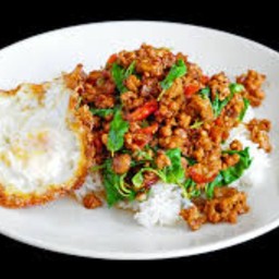 กระเพราหมูสับราดข้าว