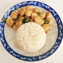 ข้าวกะเพราลูกชิ้นเนื้อ