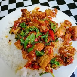 ผัดกระเพราไก่กรอบ