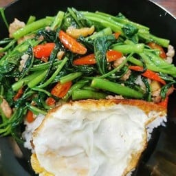 ข้าว ผัดผักบุ้งหมูชิ้น+ไข่ดาว
