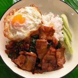 ข้าวกะเพราพริกแห้ง(หมูสามชั้นสไลด์)