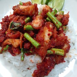 ผัดพริกแกงไก่กรอบ