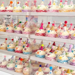 I want to love 6 cup cake พร้อมเทียน+ป้าย+ลูกโปร่ง น่ารัก