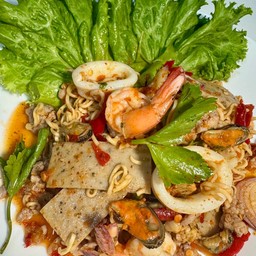 [อร่อยซ่ากับโค้ก] ยำมาม่ารวมมิตร ดุ๊กดิ๊ก +  โค้ก ออริจินัล (กระป๋อง)