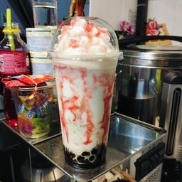 นมสดราดสตอเบอรี่ปั่นไข่มุก