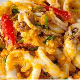 หมึกผัดไข่เค็มราดข้าว