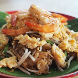 ผัดไทยทรงเครื่องกุ้ง