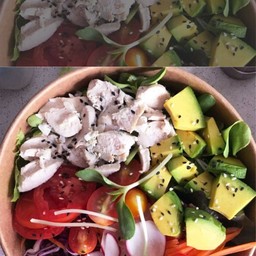 สลัดผักผลไม้อโวคาโด้อกไก่