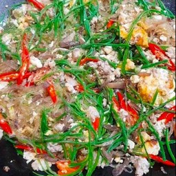 วุ้นเส้นชะอมผัดไข่ราดข้าว
