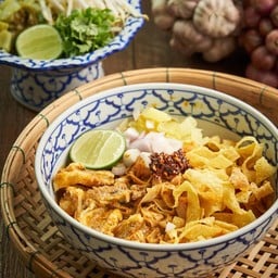 ข้าวซอยรวม (เนื้อ+น่องไก่)