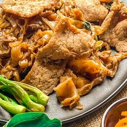 ผัดซีอิ๊วหมูหมักยอดผัก