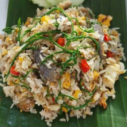 ข้าวผัดปลาทูชะอม + น้ำพริกกะปิ