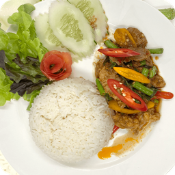 ผัดเครื่องแกงรวมราดข้าว