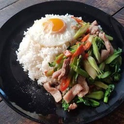 ข้าว ผัดคะน้าหมูชิ้น+ไข่ดาว