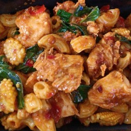 มักกะโรนีผัดพริกแกงไก่.
