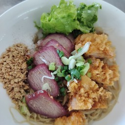 บะหมี่หมูแดงกุ้งทอด