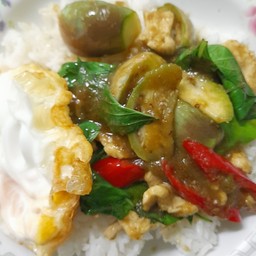 ผัดเขียวหวานราดข้าว&ไข่ดาว