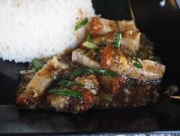 ข้าวราดผัดพริกไทยดำหมูกรอบ