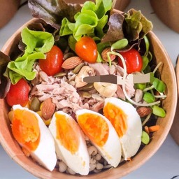 สลัดผักผลไม้ธัญพืชทูน่าไข่ต้ม