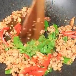 กะเพราหมูสับพริกแห้งราดข้าวรสแซบ