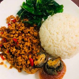 กระเพราไข่เยี่ยวม้าราดข้าว