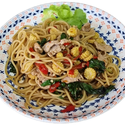 สปาเก็ตตี้ผัดขี้เมา (spicy stir fried spaghetti with pepper and basil)