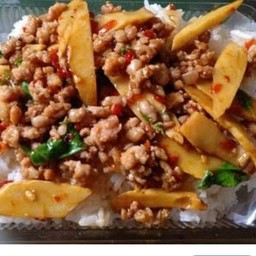 ข้าวผัดกระเพราหน่อไม้หมู 80 บาท