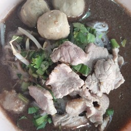 เส้นเล็กลูกชิ้นเนื้อสดนำ้ตก