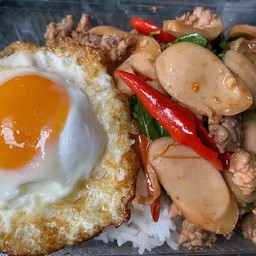กะเพราหมูสับใส้กรอก ผัดน้ำ (ฟรีไข่ดาว