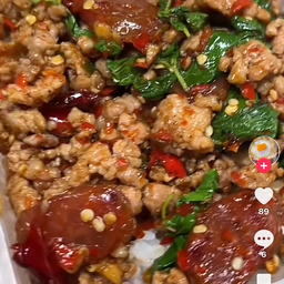 กระเพราหมูสับกุนเชียงราดข้าว