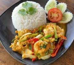 ผัดผงกระหรี่ทะเลราดข้าว