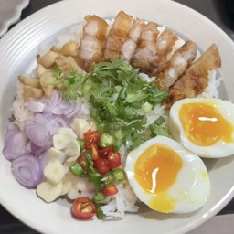ข้าวขยำหมูสามชั้นทอด+ไข่ต้ม1ฟอง