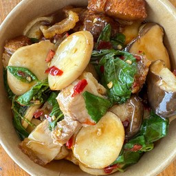 กะเพราเห็ดออรินจิ หมูกรอบ