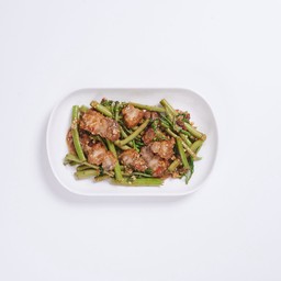 กระเฉดไฟแดงหมูกรอบ