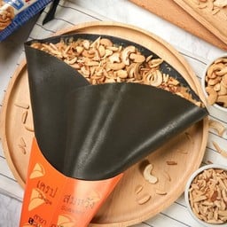 เครป ชาร์โคล (นูเทลล่า+เม็ดมะม่วง+อัลมอนด์)