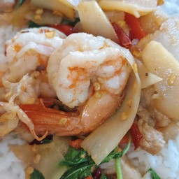 ข้าวกะเพรากุ้งหน่อไม้ดอง