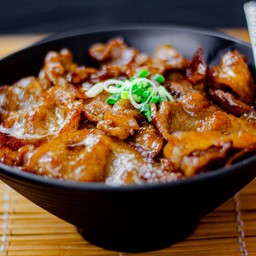 ข้าวหน้าหมูสามชั้นย่างซอสญี่ปุ่น