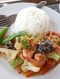 ผัดผักรวมกุ้งราดข้าว