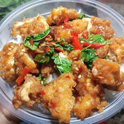 กระเพราไก่ทอดกรอบราดข้าว