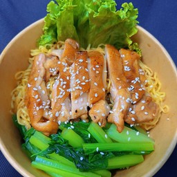 บะหมี่ไก่ราดซอสเทอริยากิ