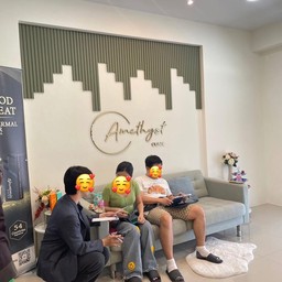 บรรยากาศภายในร้าน AM clinic Amethyst เชียงใหม่ พนักงานให้คำแนะนำลูกค้า