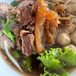 ก๋วยเตี๋ยวโครงไก่ กะเพราสูตรโบราณ ชวนโอชา พานิช