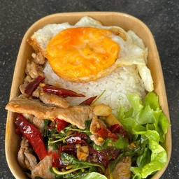กะเพราพริกแห้งหมูชิ้น ไข่ดาว