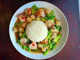ข้าวราดผัดคะน้าทะเล