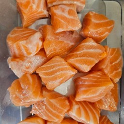 แซลมอนนอร์เวย์สุดๆหั่นชิ้นเต๋า พร้อมทานแถมน้ำจิ้มกระปุ๊กใหญ่