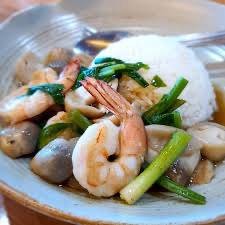 ผัดเห็ดน้ำมันหอยทะเลราดข้าว