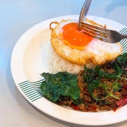 ข้าวหน้าเนื้อสับพรีเมี่ยมคั่วกะเพราแดง