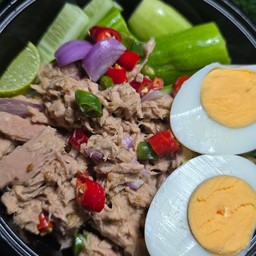 ข้าวยำปลาทูน่าไข่ต้ม