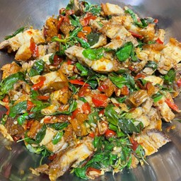 ผัดกะเพรา หมูกรอบ ( กับข้าว )